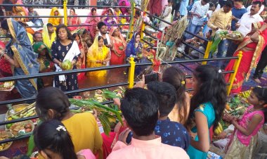 पूर्वांचल के हजारों लोगों ने अस्ताचलगामी भास्कर को दिया अर्घ्य