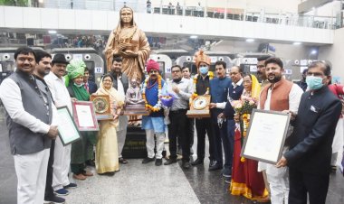 स्वच्छता अवार्ड को इंदौर वासियों के साथ सफाई मित्रों को समर्पित