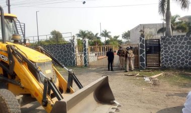 पत्नी से गैंगरेप के आरोपी का फार्म हाउस ढहाया