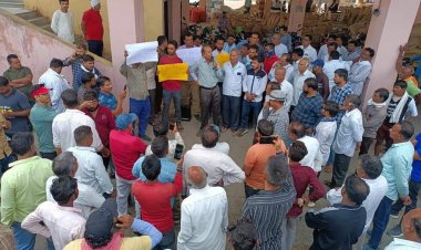 व्यापारियों से बकाया राशि को लेकर किसानों का छावनी मंडी में घेराव