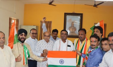 संघ कार्यालय पर राष्ट्रध्वज भेंट करने पहुंचे कांग्रेसी