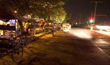 बायपास पर नशे में धुत कार सवार नवयुवक घुसे ट्रक में