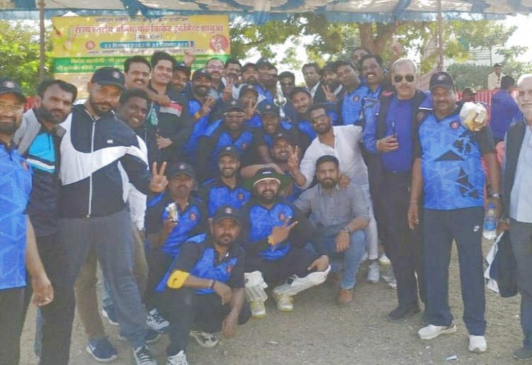 इन्दौर अभिभाषक संघ इन्दौर की ब्लू टीम सेमीफाइनल में