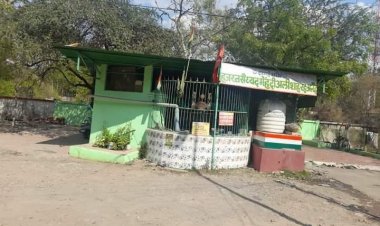 दिया तले अंधेरा-कलेक्टर के बंगले के पास कुएं पर अवैध मजार