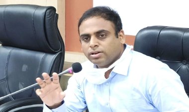 इंदौर कलेक्टर को छोड़ बाकि सब दुबके घरों के अंदर,साधारण से दिखने वाले "टी इल्लया" वाक़ई हैं "राजा"