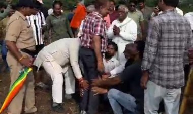 इंदौर में आउटर रिंग रोड के निर्माण के खिलाफ किसानों का लगातार आंदोलन,अभी चरणों में बैठ हुआ विरोध