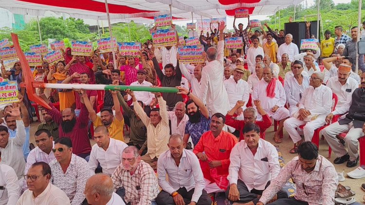 अहिल्यापथ योजना रद्द करने के अलावा किसानों को कुछ भी मंजूर नहीं, सुपर कॉरिडोर पर हजारों किसानों ने चार घंटे तक दिया धरना