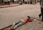 इंदौर के रोबोट चौराहे पर सड़क पर नशे में धुत युवक, ट्रैफिक पुलिस और RTO की जिम्मेदारी पर सवाल